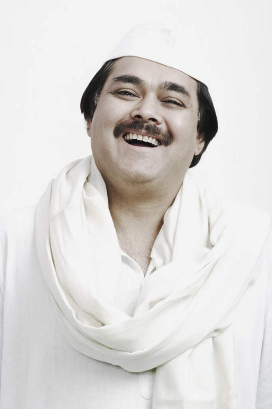 一个人,站,笑,微笑,露齿笑,竖图,室内,白天,白色背景,正面,民族服装,帽子,亚洲,仅一个男性,仅一个人,仅一个中年男性,服装,装饰,注视,衣服,围巾,观察,看,站着,温暖,摄影,服饰,影棚,围脖,观看,保暖,华丽,点缀,察看,衣着,御寒,穿着,关注,无边帽,衬托,美观,雅致,雅观,衣饰,男人,男性,中年男性,亚洲人,印度人,站立,半身,彩图,影棚拍摄,传统服装,民俗服,拍摄