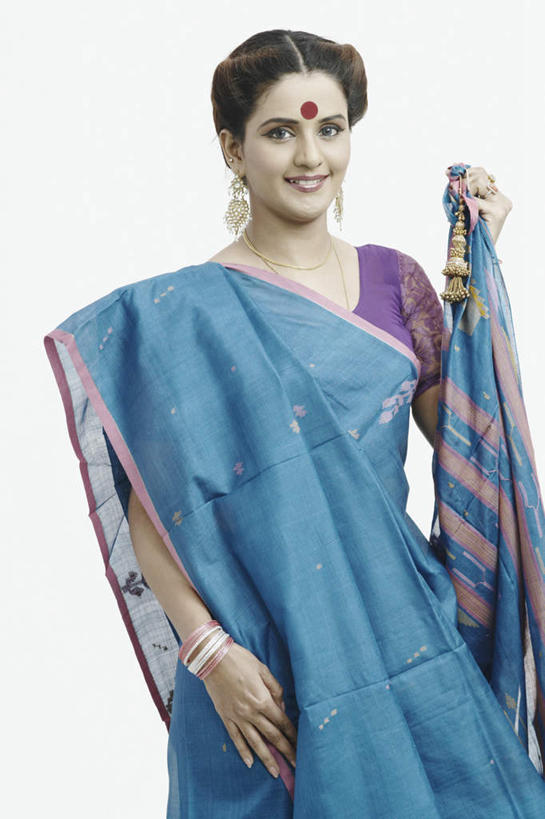 痣,一个人,站,举,竖图,室内,白天,白色背景,正面,民族服装,亚洲,仅一个年轻女性,仅一个女性,仅一个人,握,拿,拿着,注视,观察,看,祈福,托,站着,握着,摄影,服饰,影棚,观看,飘逸,察看,庄重,关注,追求,纱丽,吉祥痣,朱砂痣,雅致,避邪,消灾,纱丽服,清婉,妍丽,迪勒格,年轻女性,女人,女性,亚洲人,印度人,举起,举手,举着,向上举,向上伸,向上托,站立,半身,彩图,影棚拍摄,传统服装,民俗服,拍摄,奢华