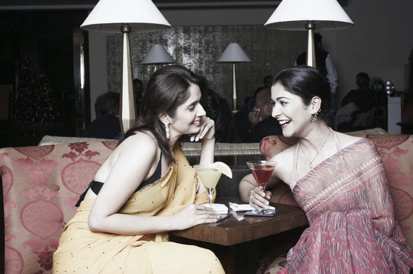 伙伴,朋友,站,坐,笑,说,微笑,露齿笑,横图,室内,夜晚,正面,民族服装,聚会,友谊,餐桌,台灯,桌子,杯子,椅子,照明,亚洲,撑,握,朦胧,模糊,灯光,许多人,拿,拿着,注视,玻璃制品,灯,水杯,灯具,观察,看,站着,一群人,握着,服饰,餐台,观看,飘逸,对视,照亮,察看,撑着,庄重,照明设备,关注,追求,纱丽,雅致,纱丽服,清婉,妍丽,交流,友情,男人,男性,年轻男性,年轻女性,女人,女性,亚洲人,印度人,玻璃杯,沟通,讲话,交谈,说话,谈话,站立,坐着,半身,彩图,传统服装,民俗服,奢华