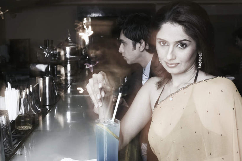 三个人,同事,酒吧,坐,横图,室内,夜晚,侧面,民族服装,成功,合作,团队,集体,信心,职员,吧台,杯子,亚洲,撑,朦胧,模糊,金属,塑料,注视,队伍,玻璃制品,水杯,塑料制品,吸管,观察,看,器皿,服饰,观看,飘逸,察看,空心,领导,撑着,庄重,成就,关注,追求,合伙,领袖,纱丽,雅致,饮管,纱丽服,清婉,妍丽,男人,男性,年轻男性,年轻女性,女人,女性,亚洲人,印度人,白领,商人,上班族,玻璃杯,坐着,半身,彩图,传统服装,民俗服,酒吧间,酒馆,白领阶层,办公室职员,圆柱状,奢华