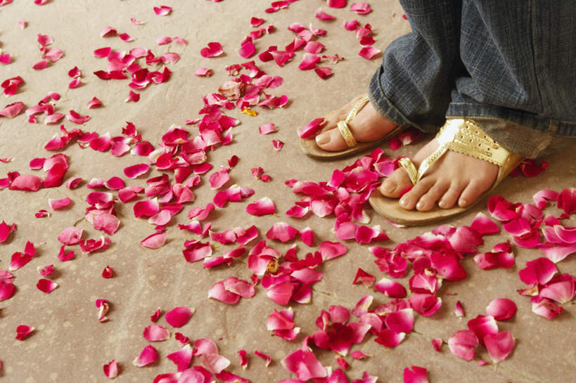 东方人,一个人,站,横图,俯视,室内,特写,白天,凉鞋,鞋子,印度,亚洲,仅一个年轻女性,仅一个女性,仅一个人,一双,裤子,盛开,牛仔裤,黄种人,花,花瓣,花朵,鲜花,站着,年轻女性,女人,女性,亚洲人,印度人,站立,半身,彩图,高角度拍摄,夹趾拖鞋,人字拖,人字拖鞋