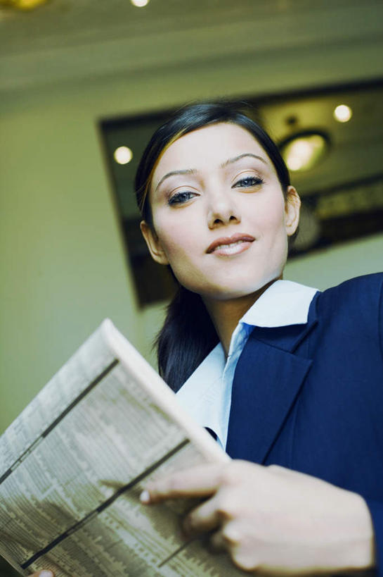 一个人,商务人士,商务女性,站,竖图,室内,白天,仰视,报纸,亚洲,仅一个年轻女性,仅一个女性,仅一个人,握,套装,拿,拎,拿着,注视,观察,看,站着,握着,观看,察看,关注,商务装,工薪阶层,年轻女性,女人,女性,亚洲人,印度人,白领,上班族,站立,半身,彩图,低角度拍摄,拎着