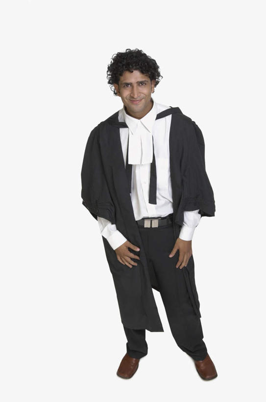 一个人,学生,站,笑,微笑,竖图,俯视,室内,白天,白色背景,亚洲,仅一个男性,仅一个人,注视,仅一个年轻男性,观察,看,站着,摄影,影棚,观看,察看,毕业,关注,学士服,学士袍,男人,男性,年轻男性,亚洲人,印度人,站立,彩图,高角度拍摄,全身,影棚拍摄,拍摄