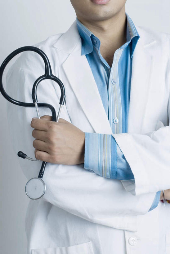 一个人,医生,站,双手交叉,竖图,室内,白天,正面,工作服,制服,亚洲,仅一个男性,仅一个人,握,拿,拎,拿着,仅一个年轻男性,听诊器,站着,医护人员,医疗人员,握着,医疗设备,双手抱胸,医疗器械,医疗工具,工作制服,检测工具,男人,男性,年轻男性,亚洲人,印度人,大夫,站立,半身,彩图,工作套服,拎着