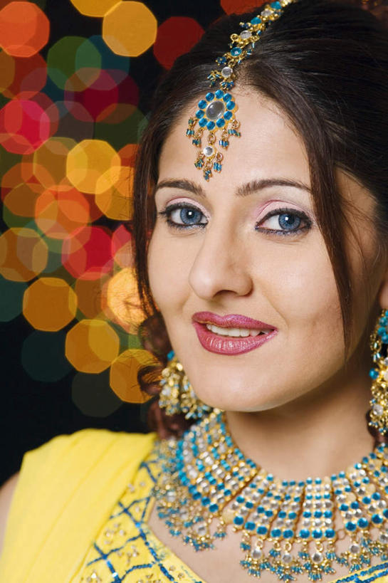 脸,头,脸颊,一个人,站,笑,微笑,露齿笑,竖图,室外,特写,夜晚,正面,民族服装,照明,亚洲,仅一个年轻女性,仅一个女性,仅一个人,朦胧,模糊,彩灯,灯光,注视,肩膀,灯,灯具,观察,看,站着,服饰,花灯,观看,飘逸,照亮,察看,庄重,照明设备,关注,追求,纱丽,雅致,纱丽服,清婉,妍丽,年轻女性,女人,女性,亚洲人,印度人,头部,脸部,脸蛋,面部,站立,半身,彩图,传统服装,民俗服,奢华