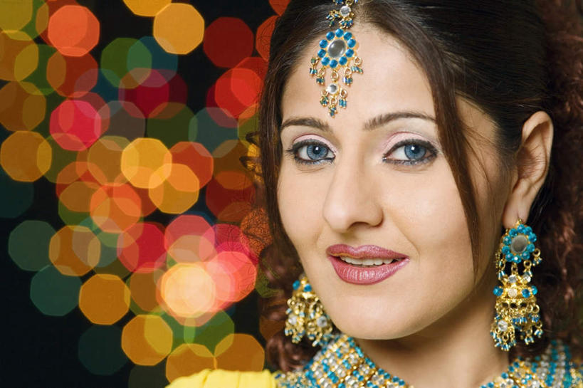 脸,头,脸颊,一个人,站,笑,微笑,露齿笑,横图,室外,特写,夜晚,正面,民族服装,照明,亚洲,仅一个年轻女性,仅一个女性,仅一个人,朦胧,模糊,彩灯,灯光,注视,肩膀,灯,灯具,观察,看,站着,服饰,花灯,观看,飘逸,照亮,察看,庄重,照明设备,关注,追求,纱丽,雅致,纱丽服,清婉,妍丽,年轻女性,女人,女性,亚洲人,印度人,头部,脸部,脸蛋,面部,站立,半身,彩图,传统服装,民俗服,奢华