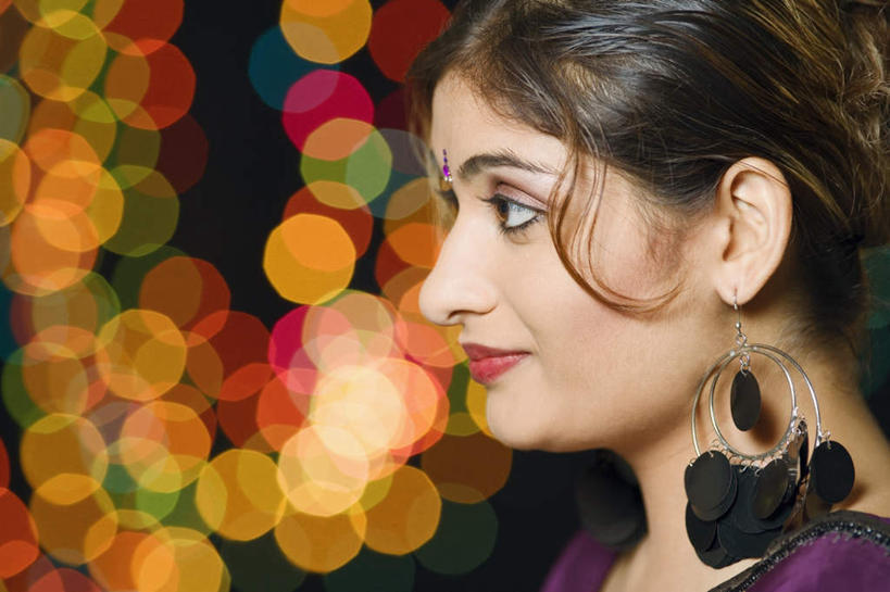 脸,头,脸颊,一个人,站,横图,室外,特写,夜晚,侧面,民族服装,照明,亚洲,仅一个年轻女性,仅一个女性,仅一个人,朦胧,模糊,彩灯,灯光,注视,肩膀,灯,耳环,灯具,观察,看,站着,服饰,花灯,观看,飘逸,照亮,察看,庄重,照明设备,关注,追求,纱丽,雅致,耳饰,纱丽服,清婉,妍丽,年轻女性,女人,女性,亚洲人,印度人,头部,脸部,脸蛋,面部,站立,半身,彩图,传统服装,民俗服,奢华