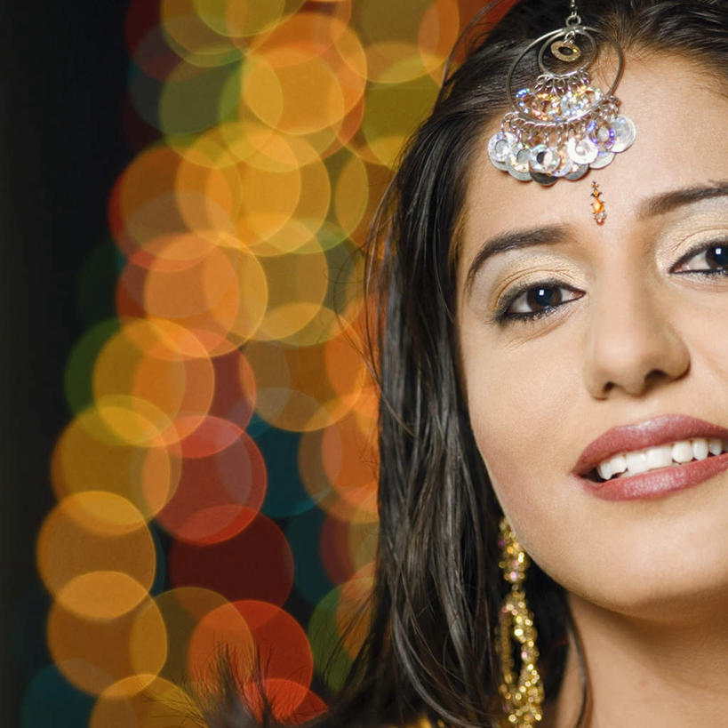 脸,头,脸颊,一个人,站,笑,微笑,露齿笑,方图,室外,特写,夜晚,正面,民族服装,照明,亚洲,仅一个年轻女性,仅一个女性,仅一个人,朦胧,模糊,彩灯,灯光,注视,肩膀,灯,灯具,观察,看,站着,服饰,花灯,观看,飘逸,照亮,察看,庄重,照明设备,关注,追求,纱丽,雅致,纱丽服,清婉,妍丽,年轻女性,女人,女性,亚洲人,印度人,头部,脸部,脸蛋,面部,站立,半身,彩图,传统服装,民俗服,奢华