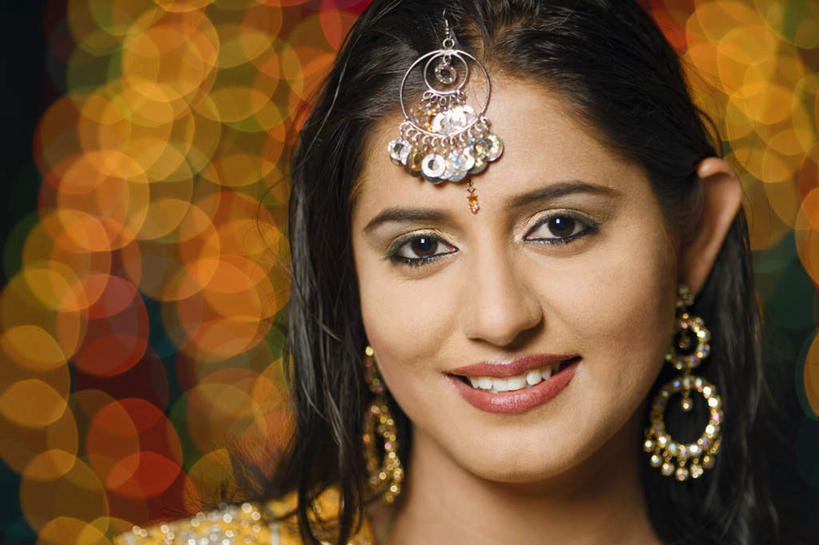 脸,头,脸颊,一个人,站,笑,微笑,露齿笑,横图,室外,特写,夜晚,正面,民族服装,照明,亚洲,仅一个年轻女性,仅一个女性,仅一个人,朦胧,模糊,彩灯,灯光,注视,肩膀,灯,灯具,观察,看,站着,服饰,花灯,观看,飘逸,照亮,察看,庄重,照明设备,关注,追求,纱丽,雅致,纱丽服,清婉,妍丽,年轻女性,女人,女性,亚洲人,印度人,头部,脸部,脸蛋,面部,站立,半身,彩图,传统服装,民俗服,奢华