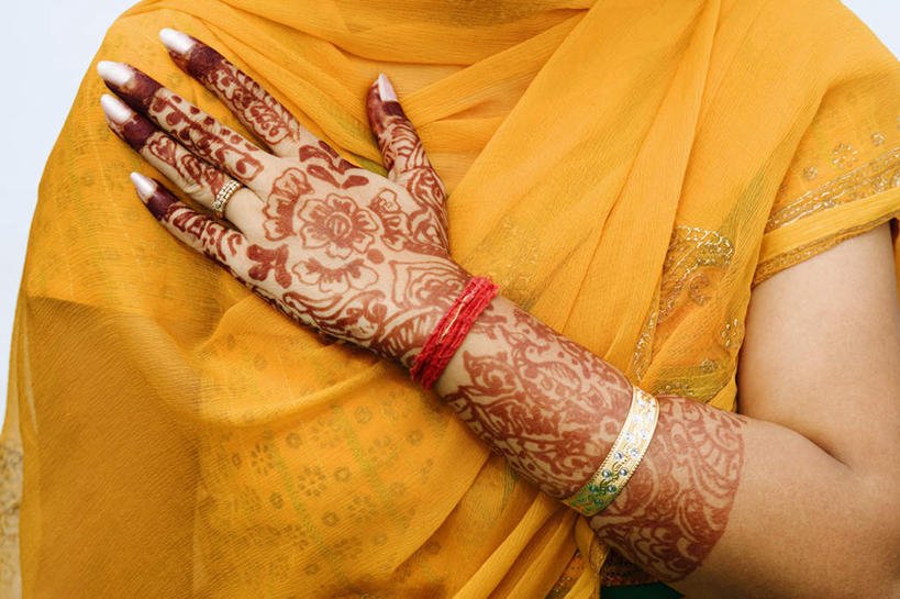 手,一个人,站,横图,室内,特写,白天,白色背景,正面,民族服装,时尚,亚洲,仅一个女性,仅一个人,文化,纹身,黄色,站着,仅一个中年女性,手部,个性,捂,摄影,服饰,手镯,信仰,影棚,飘逸,单手,庄重,刺青,追求,想象,纱丽,文身,勇气,崇拜,张扬,雅致,纱丽服,清婉,妍丽,女人,女性,中年女性,亚洲人,印度人,站立,半身,彩图,影棚拍摄,传统服装,民俗服,拍摄,捂着,奢华