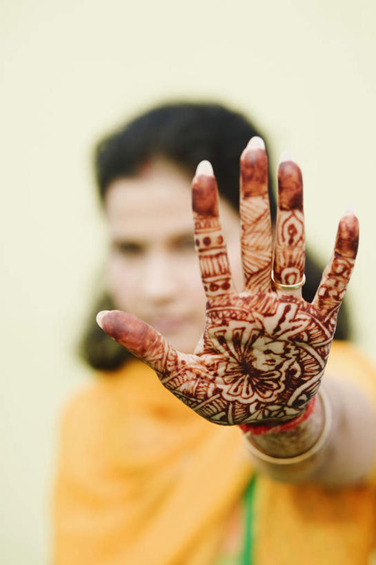 手,一个人,站,竖图,室内,特写,白天,白色背景,正面,民族服装,时尚,亚洲,仅一个女性,仅一个人,伸展,朦胧,模糊,注视,文化,纹身,黄色,观察,看,站着,仅一个中年女性,手部,个性,摄影,服饰,信仰,影棚,观看,飘逸,单手,察看,庄重,关注,刺青,追求,想象,纱丽,文身,勇气,崇拜,张扬,雅致,纱丽服,清婉,妍丽,女人,女性,中年女性,亚洲人,印度人,站立,张开手臂,半身,彩图,影棚拍摄,传统服装,民俗服,拍摄,奢华