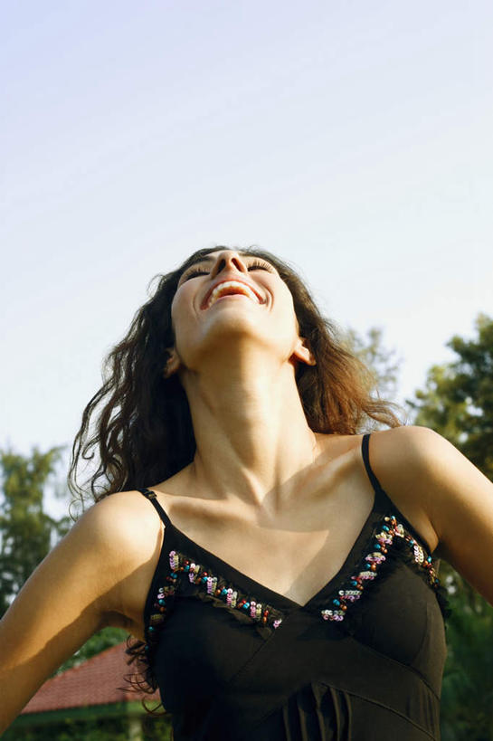 一个人,站,笑,微笑,露齿笑,竖图,室外,白天,仰视,裙子,旅游,度假,森林,树林,植物,亚洲,仅一个年轻女性,仅一个女性,仅一个人,阴影,连衣裙,光线,影子,注视,娱乐,树,树木,蓝色,绿色,蓝天,天空,阳光,自然,抹胸,天,观察,看,站着,享受,休闲,放松,晴朗,观看,察看,关注,万里无云,抹胸裙,年轻女性,女人,女性,亚洲人,印度人,晴空,晴空万里,抬头,玩耍,仰头,站立,半身,彩图,低角度拍摄