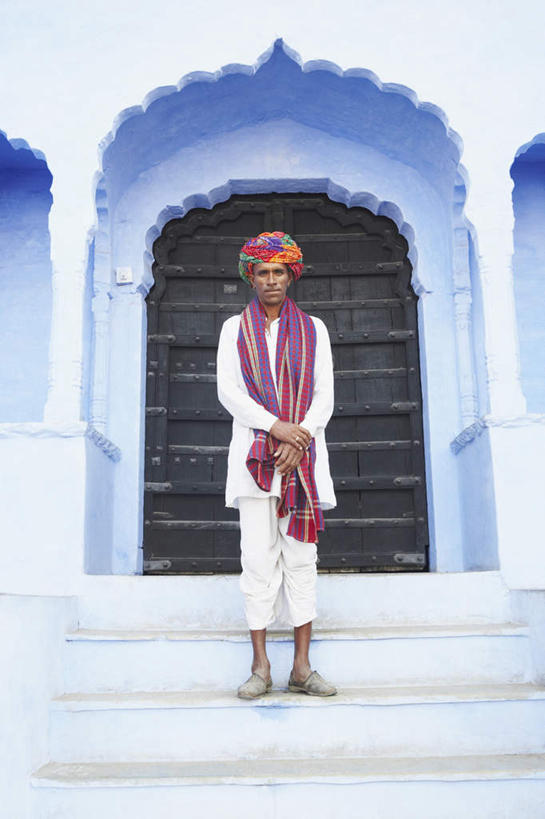 东方人,一个人,站,竖图,室外,白天,正面,民族服装,度假,美景,楼梯,门,城市风光,标志建筑,城市,地标,建筑,印度,亚洲,仅一个男性,仅一个人,仅一个中年男性,一条,装饰,阶梯,墙,景观,拱门,建筑群,注视,黄种人,娱乐,建设,墙壁,墙面,台阶,白色,围巾,门框,观察,看,站着,享受,休闲,温暖,景色,放松,围脖,观看,保暖,华丽,点缀,察看,御寒,关注,南亚,拉贾斯坦邦,拉贾斯坦,印度共和国,普什卡,衬托,美观,雅致,雅观,男人,男性,中年男性,亚洲人,印度人,站立,彩图,全身,传统服装,民俗服