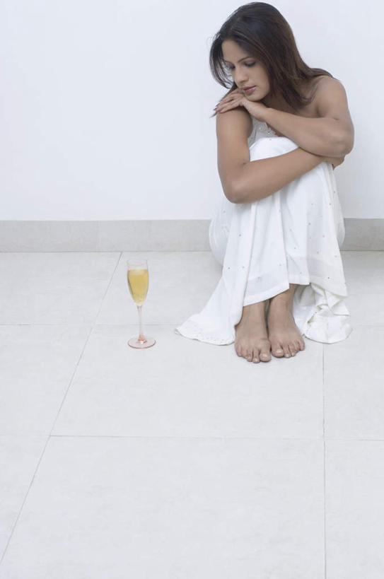 葡萄酒,一个人,坐,竖图,室内,白天,正面,奢侈,快乐,地毯,卧室,杯子,亚洲,仅一个年轻女性,仅一个女性,仅一个人,高脚杯,毯子,墙,浪漫,墙壁,墙面,玻璃制品,酒,饮料,白色,酒杯,香槟,看,诱惑,抱膝,香槟杯,气泡酒,起泡酒,汽酒,年轻女性,女人,女性,亚洲人,印度人,玻璃杯,坐着,彩图,全身,高兴,欢笑,睡房,卧房