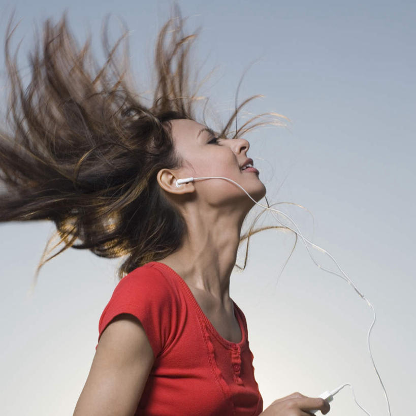 一个人,站,笑,微笑,横图,室外,白天,侧面,陶醉,快乐,亚洲,仅一个年轻女性,仅一个女性,仅一个人,阴影,光线,影子,音乐,音乐播放器,注视,蓝色,蓝天,天空,阳光,天,观察,看,站着,享受,晴朗,观看,察看,关注,MP3播放器,万里无云,年轻女性,女人,女性,亚洲人,印度人,晴空,晴空万里,抬头,仰头,站立,半身,彩图,播放器,沉醉