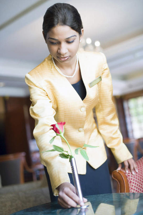 一个人,服务员,竖图,室内,白天,仰视,工作服,制服,爱情,幸福,纯洁,热情,餐桌,桌子,酒店,玫瑰,叶子,椅子,亚洲,仅一个年轻女性,仅一个女性,仅一个人,弯腰,盛开,玫瑰花,浪漫,花蕾,注视,标识,吊牌,花,花瓣,花朵,鲜花,绿色,胸牌,花苞,花蕊,观察,看,温暖,温馨,恩爱,餐台,观看,和睦,察看,徽章,关注,身份,感动,胸章,胸卡,尊敬,编号牌,雕刻牌,工号牌,胸号牌,胸徽,员工牌,工作制服,天真,刺玫花,徘徊花,年轻女性,女人,女性,亚洲人,印度人,服务生,侍者,半身,彩图,低角度拍摄,工作套服,融洽