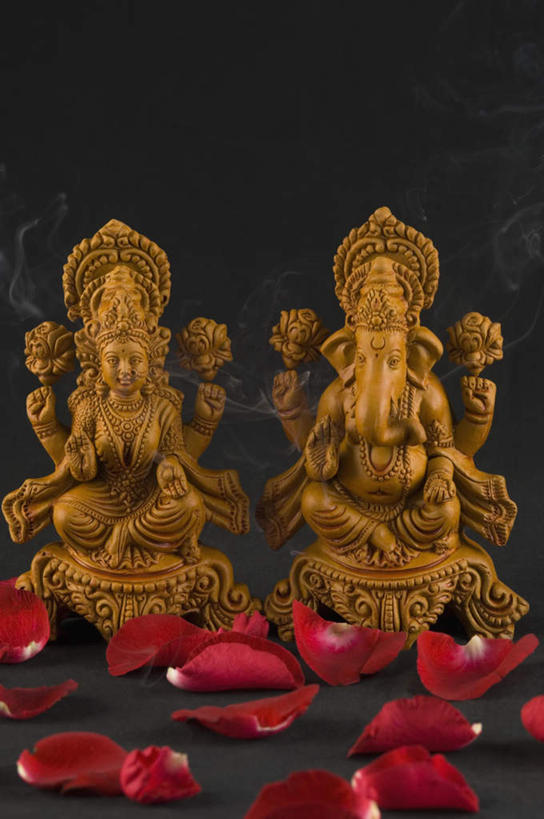 东方人,无人,两个人,坐,盘腿,竖图,室内,特写,白天,正面,民族服装,爱情,幸福,纯洁,热情,玫瑰,静物,雕塑,亚洲,黑色背景,节日,艺术,装饰,盛开,雕刻,雕像,玫瑰花,浪漫,花蕾,黄种人,文化,花,花瓣,花朵,鲜花,一个,工艺品,花苞,花蕊,祈祷,健康,温暖,温馨,恩爱,许愿,摄影,宗教,信仰,影棚,单个,纪念,祈求,美术,和睦,主题,感动,陈列,功能,美学,尊敬,平安,天真,刺玫花,徘徊花,男人,男性,女人,女性,中年男性,中年女性,亚洲人,盘腿而坐,盘膝,盘着腿的,盘着腿坐,双腿交叉,坐着,彩图,全身,影棚拍摄,传统服装,民俗服,拍摄,融洽