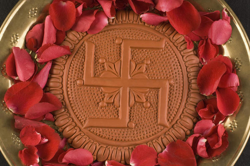 无人,横图,俯视,室内,特写,白天,爱情,幸福,纯洁,热情,玫瑰,餐具,雕塑,黑色背景,节日,艺术,装饰,盛开,雕刻,雕像,碟子,盘,玫瑰花,浪漫,花蕾,文化,花,花瓣,花朵,鲜花,盘子,工艺品,碟,花苞,花蕊,祈祷,健康,温暖,温馨,恩爱,许愿,摄影,宗教,信仰,影棚,纪念,祈求,美术,和睦,主题,感动,陈列,功能,美学,尊敬,平安,天真,刺玫花,徘徊花,彩图,高角度拍摄,影棚拍摄,拍摄,融洽