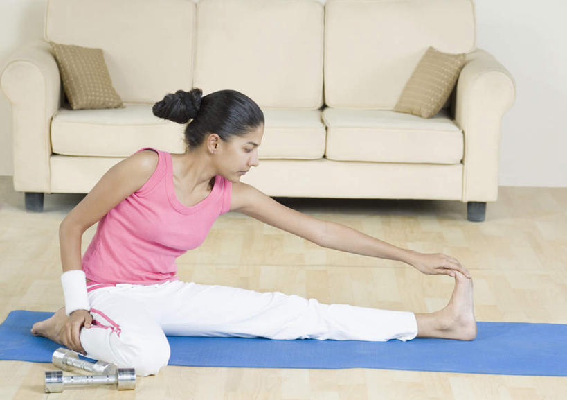 一个人,客厅,坐,横图,俯视,室内,白天,锻炼,瑜伽,运动,靠垫,沙发,哑铃,纺织品,亚洲,仅一个年轻女性,仅一个女性,仅一个人,服装,装饰,毛毯,毯子,靠枕,注视,休闲装,运动器械,纺织,衣服,瑜伽垫,垫子,枕头,观察,看,休闲,温暖,休闲服,健身器械,养生,服饰,观看,华丽,修饰,点缀,察看,起居室,关注,健身器材,瑜伽毯,布艺沙发,衬托,美观,雅致,雅观,客堂,体育,年轻女性,女人,女性,亚洲人,印度人,坐着,彩图,高角度拍摄,全身,健身,运动器材