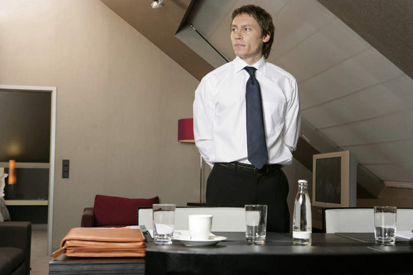 西方人,一个人,商务人士,商务男性,办公室,站,横图,室内,白天,正面,衬衫,显示器,柜子,沙发,台灯,桌子,杯子,照明,欧洲,欧洲人,仅一个男性,仅一个人,套装,瓷器,屏幕,办公桌,墙,灯光,咖啡杯,领带,陶瓷制品,扭头,注视,显示屏,墙壁,墙面,玻璃制品,灯,仅一个年轻男性,水杯,橱柜,灯具,观察,看,站着,转头,观看,照亮,察看,象征,庄重,照明设备,关注,瓷杯,商务装,身份,布艺沙发,工薪阶层,输出设备,正式,地位,男人,男性,年轻男性,白种人,白领,上班族,玻璃杯,站立,半身,彩图,衬衣