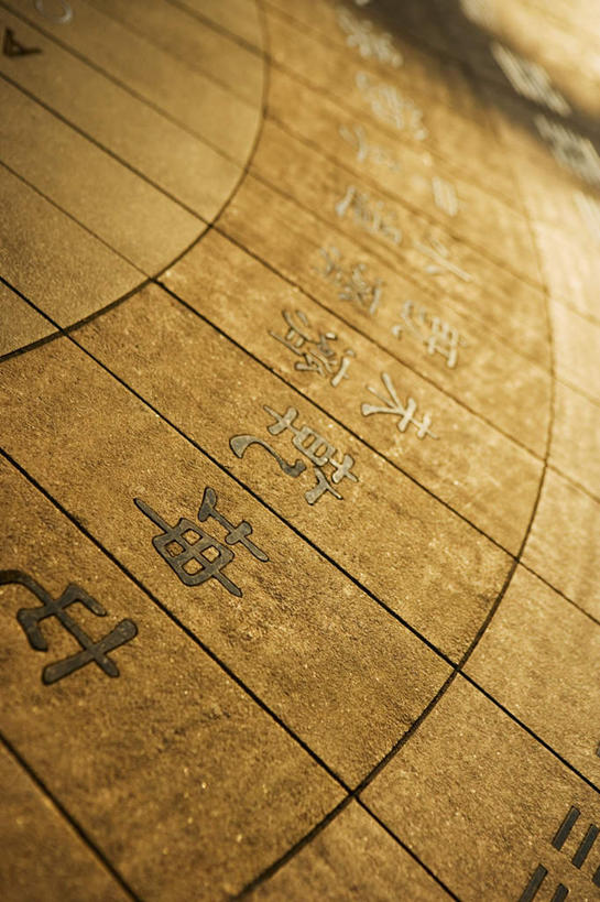 无人,竖图,室外,特写,白天,正面,绘画,艺术,木制,英文,标志,文字,字符,字母,墙,古典,文化,标识,墙壁,墙面,木制品,工艺品,品味,英文字母,美术,高雅,美学,木版画,版画,彩图