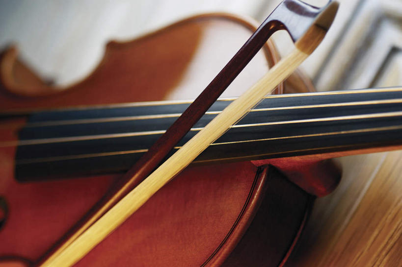 无人,横图,俯视,室内,特写,白天,桌面,桌子,静物,阴影,朦胧,模糊,反射,木制,影子,乐器,弦乐器,小提琴,一个,木制品,摄影,影棚,单个,琴弓,琴弦,弓拉弦乐器,弓拉弦鸣乐器,彩图,高角度拍摄,影棚拍摄,拍摄