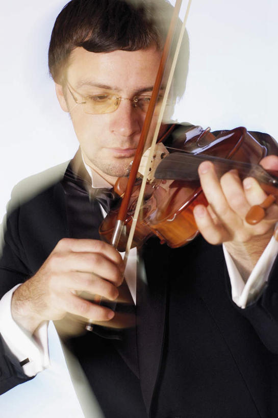 西方人,一个人,音乐家,站,竖图,室内,白天,白色背景,正面,衬衫,西装,欧洲,欧洲人,仅一个男性,仅一个人,握,阴影,套装,正装,朦胧,模糊,反射,眼镜,影子,乐器,领带,弦乐器,小提琴,拿,演奏,拿着,注视,职业装,仅一个年轻男性,骑,观察,看,扛,站着,握着,摄影,影棚,观看,琴弓,察看,关注,弓拉弦乐器,弓拉弦鸣乐器,近视眼镜,扛在肩上,骑在肩上,男人,男性,年轻男性,白种人,乐师,演奏家,音乐工作者,站立,半身,彩图,影棚拍摄,衬衣,拍摄