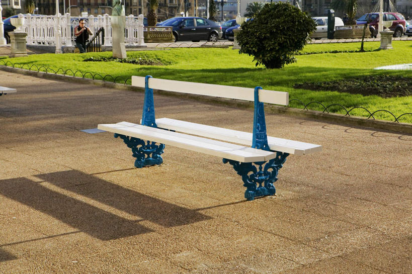 西方人,一个人,栏杆,坐,横图,室外,白天,正面,度假,草地,草坪,美景,植物,楼梯,城市风光,城市,汽车,相机,椅子,雕塑,欧洲,欧洲人,仅一个男性,仅一个人,一副,握,阴影,服装,艺术,装饰,光线,雕刻,雕像,扶手,墨镜,眼镜,影子,阶梯,木椅,景观,注视,休闲装,娱乐,护栏,台阶,车,草,树,树木,仅一个年轻男性,拍照,衣服,绿色,阳光,自然,数码相机,太阳镜,太阳眼镜,工艺品,交通工具,轿车,观察,看,享受,休闲,休闲服,遮阳镜,景色,放松,握着,摄影,服饰,生长,成长,观看,纪念,美术,察看,关注,南欧,载具,主题,陈列,伊比利亚半岛,功能,美学,伊比利亚,男人,男性,年轻男性,白种人,照相机,坐着,彩图,全身,照相