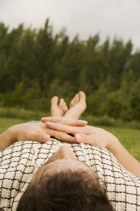 西方人,腿部,脚,脚趾,脚趾甲,腿,一个人,躺,竖图,室外,白天,正面,草地,草坪,植物,欧洲,欧洲人,仅一个男性,仅一个人,仅一个中年男性,服装,朦胧,模糊,乌云,云,阴天,云朵,云彩,休闲装,光脚,草,树,树木,衣服,绿色,天空,自然,天,休闲,赤脚,休闲服,搭,服饰,生长,成长,昏暗,阴沉,搭着,卧着,男人,男性,中年男性,白种人,脚指甲,躺着,卧,半身,彩图