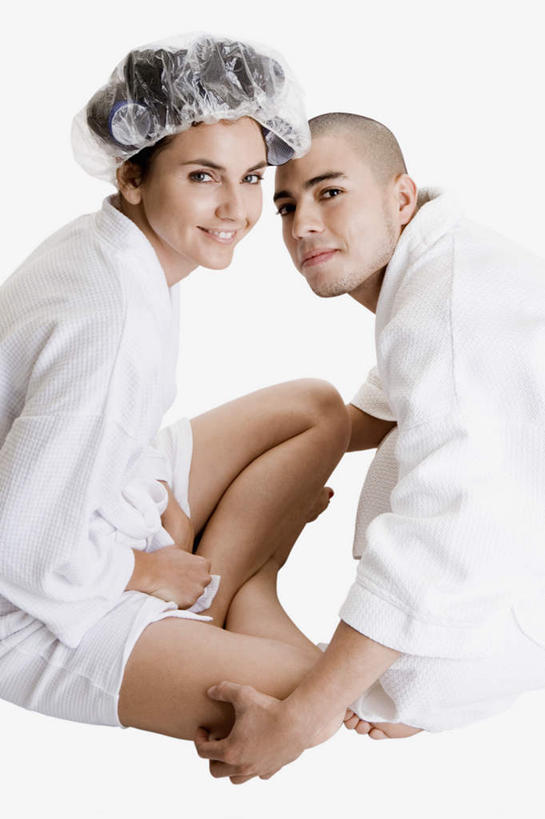西方人,两个人,坐,笑,摸,盘腿,微笑,露齿笑,竖图,室内,白天,白色背景,侧面,浴袍,爱情,帽子,欧洲,欧洲人,抚摸,浴帽,浪漫,扭头,注视,白色,观察,看,转头,温暖,温馨,恩爱,恋人,摄影,影棚,观看,和睦,察看,关注,防水帽,沐浴帽,洗浴帽,洗澡帽,男人,男性,年轻男性,年轻女性,女人,女性,白种人,情侣,触摸,接触,盘腿而坐,盘膝,盘着腿的,盘着腿坐,双腿交叉,坐着,半身,彩图,影棚拍摄,汤帷子,浴衣,拍摄,伴侣,融洽