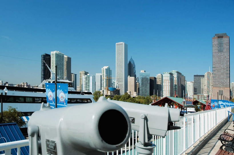 无人,高楼大厦,栏杆,码头,横图,全景,室外,白天,正面,度假,仪器,科技,美景,天际线,城市风光,标志建筑,城市,大厦,地标,港口,建筑,摩天大楼,旗帜,美国,眺望,阴影,检查,研究,反射,分析,光线,科学,扶手,望远镜,影子,景观,建筑群,娱乐,旗子,建设,护栏,蓝色,蓝天,天空,阳光,天,观察,享受,休闲,景色,放松,清晰,探索,放大,晴朗,观看,仔细,科研,科学技术,北美,北美洲,瞭望,聚焦,关注,美洲,伊利诺斯州,芝加哥,远视镜,瞭望镜,万里无云,世界屠猪城,巨肩之城,劳动之城,伊利诺伊,伊利诺伊州,伊利诺州,芝加哥市,芝城,林肯之地,光学,北亚美利加洲,亚美利加洲,清楚,旌旗,旗号,海军码头,海军军港,海军港,晴空,晴空万里,彩图,摆渡口,埠头,大楼,渡口,渡头,港湾,高层建筑,高楼,海港,货运码头,口岸,摩天楼,商港,光学仪器,千里镜