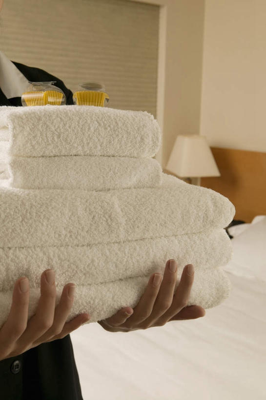 西方人,一个人,服务员,宾馆,站,捧,竖图,室内,白天,正面,工作服,制服,床,台灯,照明,欧洲,欧洲人,仅一个年轻女性,仅一个女性,仅一个人,纺织物,墙,灯光,床单,被子,墙壁,墙面,灯,白色,灯具,毛巾,清洁,站着,单人床,保暖,照亮,被单,照明设备,透气,防水,工作制服,储水,耐磨,吸水,年轻女性,女人,女性,白种人,服务生,侍者,端,端着,捧着,手捧,站立,半身,彩图,工作套服,客店,客栈,旅店,旅馆,旅舍,汽车旅馆