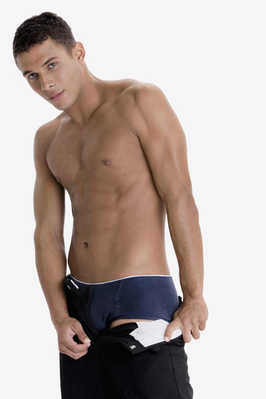 西方人,一个人,站,竖图,室内,白天,白色背景,正面,欧洲,欧洲人,仅一个男性,仅一个人,握,内裤,裤子,拿,拿着,注视,裸露,仅一个年轻男性,观察,看,脱,站着,握着,摄影,影棚,观看,察看,关注,裸,男人,男性,年轻男性,白种人,站立,半身,彩图,影棚拍摄,拍摄