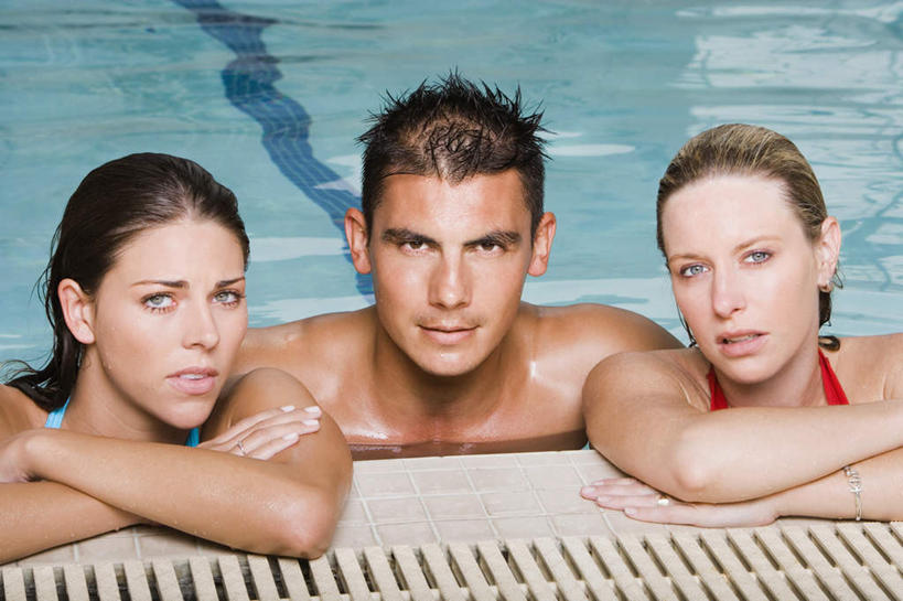 西方人,三个人,伙伴,朋友,体育馆,游泳池,笑,微笑,横图,室外,白天,正面,泳装,比基尼,友谊,水,欧洲,欧洲人,一排,阴影,波纹,整齐,光线,影子,水池,水面,涟漪,注视,泳池,裸露,排列,水纹,阳光,波浪,观察,看,趴着,观看,察看,游泳馆,队列,关注,裸,水晕,友情,男人,男性,年轻男性,年轻女性,女人,女性,白种人,趴,半身,彩图,三点式,泳衣