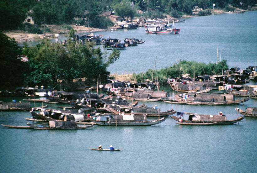 无人,码头,横图,俯视,航拍,室外,白天,旅游,度假,河流,美景,树林,水,植物,港口,船,越南,亚洲,许多,河水,景观,水流,木船,娱乐,树,树木,绿色,自然,交通工具,享受,休闲,景色,放松,东南亚,生长,成长,舟,鸟瞰,自然风光,载具,越南社会主义共和国,省会,天姥寺,承天顺化省,平治天省,灵姥寺,彩图,高角度拍摄,摆渡口,埠头,渡口,渡头,港湾,海港,货运码头,口岸,商港,顺化