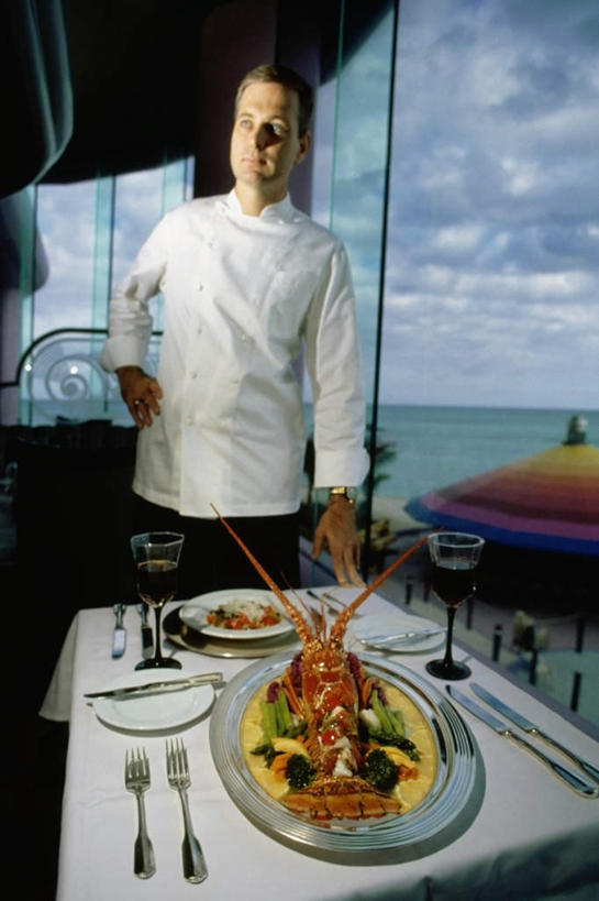 海鲜,龙虾,西方人,一个人,厨师,餐厅,站,笑,微笑,露齿笑,竖图,室内,白天,正面,工作服,制服,烹饪,西餐,海浪,海洋,窗户,落地窗,餐具,欧洲,欧洲人,仅一个男性,仅一个人,仅一个中年男性,握,叉子,刀叉,刀子,碟子,盘,推车,浪花,云,云朵,虾,料理,食品,拿,云彩,拿着,注视,水产,菜肴,美食,海洋生物,玻璃窗,食物,蓝色,白云,蓝天,天空,海水,盘子,手推车,碟,天,观察,看,站着,西式,握着,佳肴,晴朗,观看,察看,关注,载具,水生动物,餐刀,海产品,水生物,海景,海底动物,餐叉,工作制服,餐车,男人,男性,中年男性,白种人,厨师长,厨子,大厨,主厨,进餐用具,大海,风浪,海,海水的波动,近岸浪,涌浪,晴空,站立,半身,彩图,工作套服,餐馆,饭店,饭馆,茶水车,点心车,服务车,酒水车,送餐车