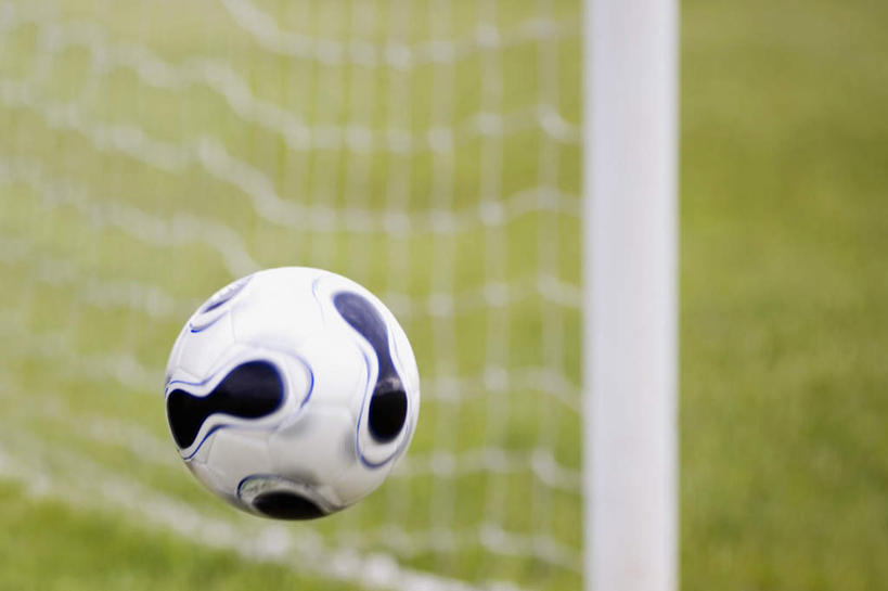 无人,足球场,栏杆,横图,室外,特写,白天,正面,足球,草地,草坪,植物,阴影,朦胧,模糊,光线,球门,影子,围栏,足球装备,运动器械,护栏,草,一个,绿色,阳光,健身器械,单个,健身器材,绿茵场,蹴鞠,足球运动,彩图,足球比赛场地,运动器材