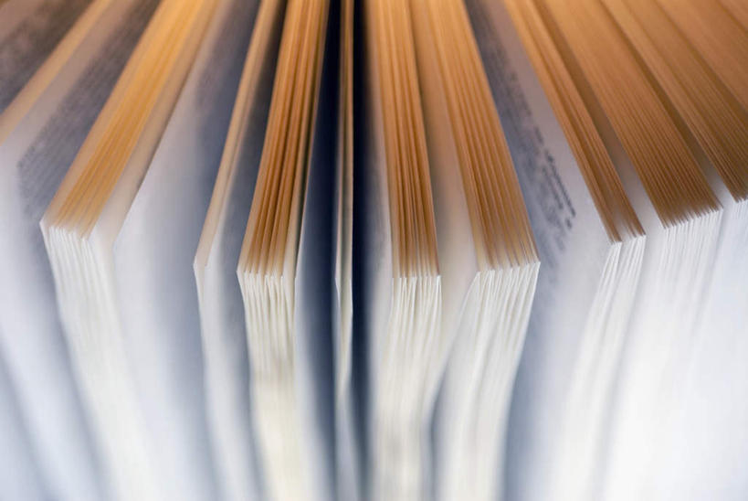 无人,横图,俯视,室内,特写,白天,静物,书籍,一本,阴影,朦胧,模糊,反射,影子,打开,翻开,摄影,影棚,掀开,书,图书,彩图,高角度拍摄,影棚拍摄,拍摄