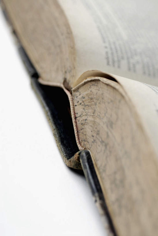 无人,竖图,俯视,室内,特写,白天,白色背景,静物,书籍,一本,阴影,朦胧,模糊,反射,影子,打开,翻开,摄影,影棚,掀开,书,图书,彩图,高角度拍摄,影棚拍摄,拍摄