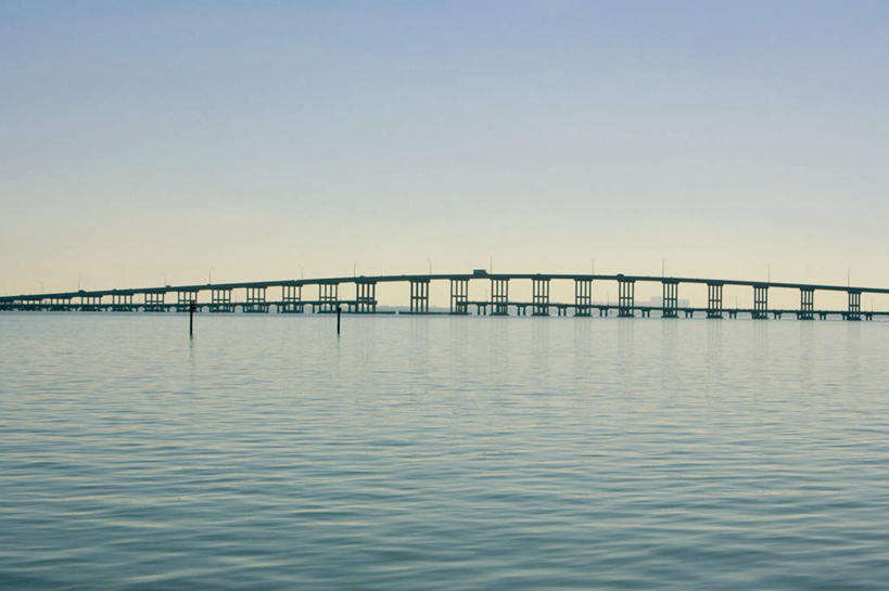 无人,横图,室外,白天,正面,度假,河流,美景,水,城市风光,城市,大桥,立交桥,桥梁,美国,阴影,波纹,光线,影子,河水,景观,水流,高架,斜拉桥,桥,涟漪,娱乐,蓝色,倒影,蓝天,水纹,天空,阳光,波浪,天,享受,休闲,景色,放松,晴朗,倒映,北美,北美洲,美洲,佛罗里达,佛罗里达州,迈阿密,佛州,阳光州,万里无云,水晕,北亚美利加洲,亚美利加洲,反照,晴空,晴空万里,彩图