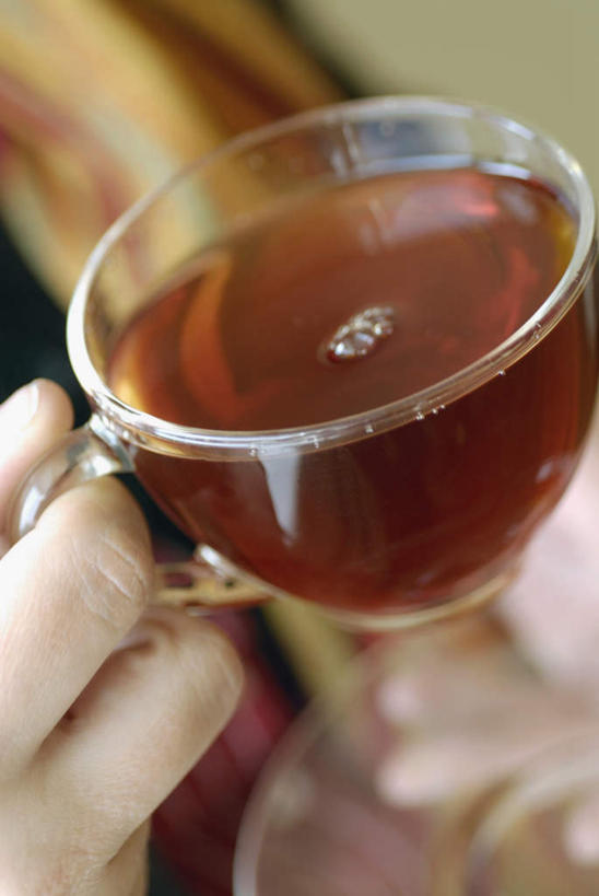 西方人,手,一个人,坐,竖图,俯视,室内,特写,白天,幸福,茶,杯子,欧洲,芬兰,欧洲人,仅一个年轻女性,仅一个女性,仅一个人,握,阴影,服装,朦胧,模糊,反射,影子,茶叶,饮品,拿,拿着,休闲装,娱乐,衣服,水杯,花茶,享受,休闲,温馨,手部,休闲服,放松,乐趣,握着,保健,养生,服饰,单手,花草茶,舒适,北欧,香花茶,香片,熏花茶,芬兰共和国,波里,年轻女性,女人,女性,白种人,茶杯,坐着,半身,彩图,高角度拍摄