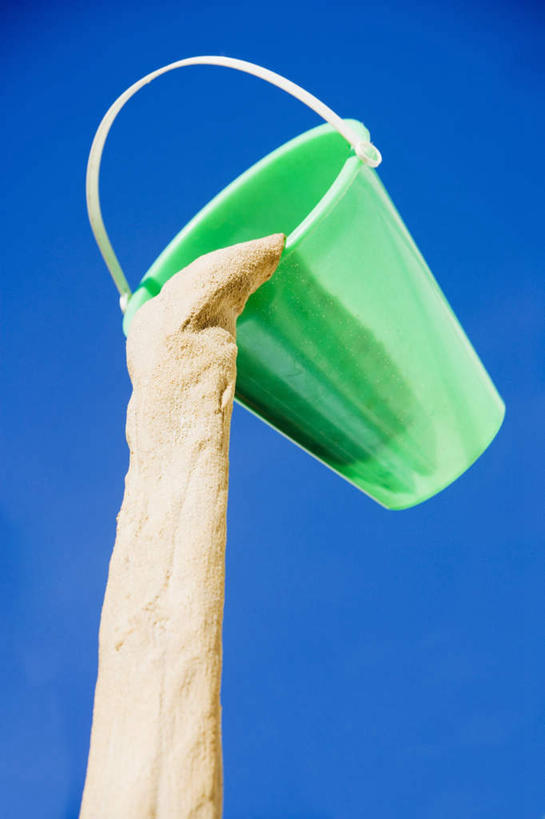 无人,竖图,室外,特写,白天,仰视,阴影,光线,沙子,桶,影子,塑料,一个,蓝色,绿色,蓝天,天空,阳光,容器,塑料制品,天,腾空,晴朗,单个,储藏,塑料桶,储存,下降,降落,万里无云,降低,下跌,下落,晴空,晴空万里,彩图,低角度拍摄,贮存