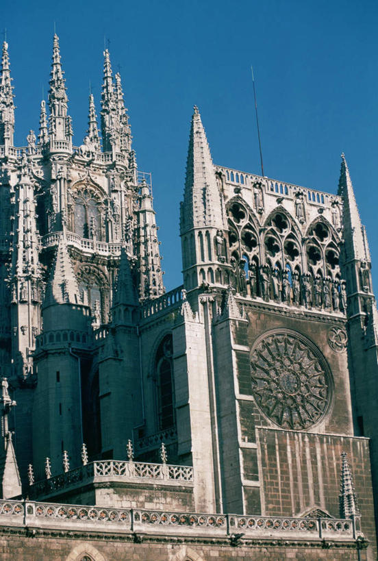 无人,教堂,栏杆,竖图,室外,白天,仰视,旅游,度假,标志建筑,地标,建筑,西班牙,欧洲,阴影,节日,光线,影子,墙,围栏,文化,娱乐,建设,护栏,墙壁,墙面,蓝色,蓝天,天空,阳光,天,祈祷,享受,休闲,健康,旅游胜地,放松,许愿,宗教,信仰,晴朗,纪念,祈求,南欧,信念,万里无云,布尔戈斯大教堂,西班牙王国,卡斯蒂利亚,卡斯蒂利亚.莱昂,伯哥斯主教堂,平安,晴空,晴空万里,彩图,低角度拍摄,大教堂,礼拜堂