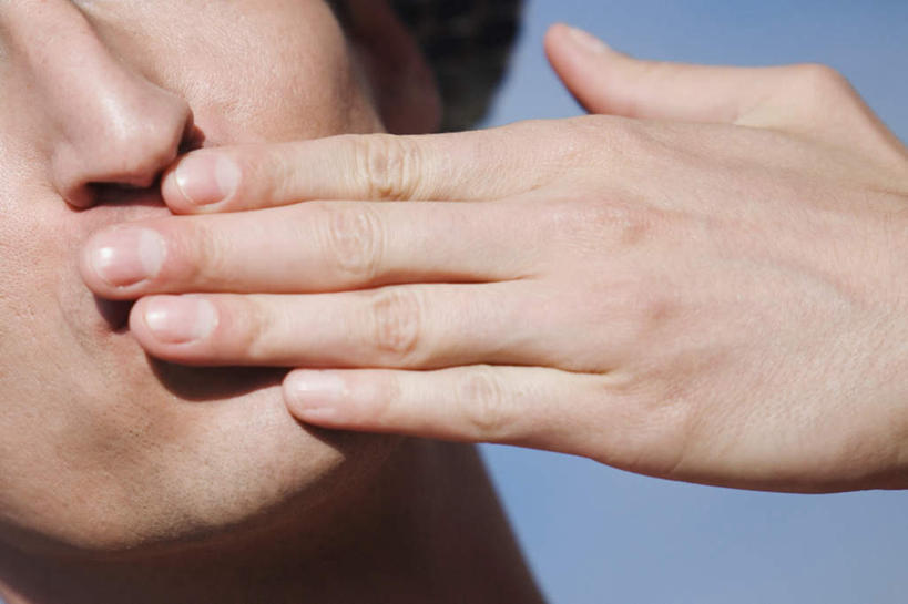 西方人,脸,头,脸颊,手,一个人,吻,横图,室外,特写,白天,正面,欧洲,欧洲人,仅一个男性,仅一个人,阴影,光线,影子,仅一个年轻男性,蓝色,蓝天,天空,阳光,天,手部,遮,遮掩,晴朗,单手,掩盖,遮挡,同性恋,遮盖,万里无云,掩饰,男人,男性,年轻男性,白种人,头部,脸部,脸蛋,面部,晴空,晴空万里,亲,亲吻,半身,彩图,飞吻