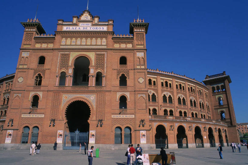 西方人,站,走,横图,室外,白天,仰视,旅游,度假,名胜古迹,标志建筑,道路,地标,建筑,路,公路,西班牙,欧洲,欧洲人,一排,许多,行人,游客,游人,阴影,服装,遗迹,整齐,光线,影子,拱门,交通,许多人,注视,休闲装,古迹,文物,娱乐,建设,古建筑,萨拉曼卡,路人,旅客,斗牛场,排列,衣服,蓝色,蓝天,天空,阳光,天,观察,看,站着,一群人,享受,休闲,休闲服,旅游胜地,放松,服饰,晴朗,观看,察看,队列,关注,南欧,古文明,拉斯班塔斯斗牛场,万里无云,西班牙王国,过客,男人,男性,女人,女性,中年男性,中年女性,白种人,晴空,晴空万里,马路,步行,散步,站立,走路,半身,彩图,低角度拍摄