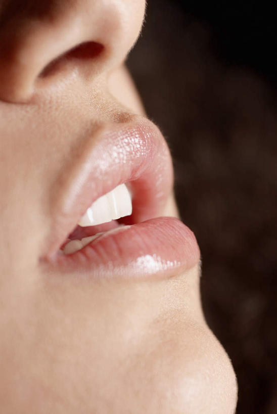 西方人,鼻子,嘴,牙齿,一个人,竖图,室内,特写,白天,侧面,欧洲,欧洲人,仅一个年轻女性,仅一个女性,仅一个人,黑色背景,张嘴,摄影,影棚,张大嘴巴,年轻女性,女人,女性,白种人,鼻,鼻孔,齿,口,口腔,牙,牙龈,嘴巴,嘴唇,张开嘴,半身,彩图,影棚拍摄,拍摄