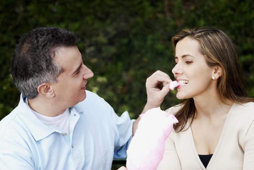 西方人,中年人,两个人,家庭,夫妻,坐,笑,吃,微笑,露齿笑,横图,室外,白天,正面,爱情,植物,欧洲,欧洲人,握,服装,环保,食品,糖,糖果,甜点,甜品,防护,软糖,浪漫,拿,拿着,注视,休闲装,棉花糖,相视,树,树木,食物,衣服,绿色,自然,甜食,观察,看,休闲,温暖,温馨,一家人,面对面,休闲服,恩爱,握着,恋人,服饰,生长,成长,观看,对视,和睦,察看,互视,关注,美好,美妙,间隔,相对,相看,美观,雅观,绿篱,生篱,树篱,植篱,男人,男性,女人,女性,中年男性,中年女性,白种人,夫妇,情侣,嚼,食,坐着,半身,彩图,伴侣,融洽