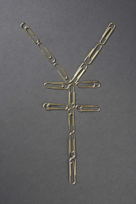 无人,竖图,室内,特写,白天,正面,钱,静物,金属制品,一排,许多,阴影,灰色背景,整齐,反射,金属,钱币,影子,办公用品,回形针,排列,学习用品,金融,摄影,影棚,经济,日元,文具用品,队列,流通,曲别针,贸易,货币,现金,彩图,影棚拍摄,拍摄,日圆