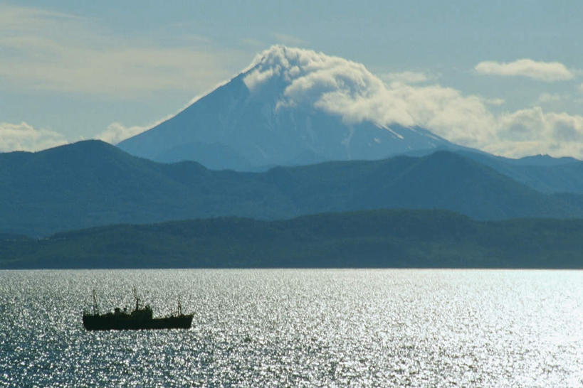 无人,横图,室外,白天,正面,旅游,度假,海浪,海洋,石头,美景,山,雪,雪山,大雪,船,欧洲,俄罗斯,亚洲,阴影,光线,石子,影子,冰,积雪,景观,浪花,山顶,山峰,雪景,云,云朵,冬季,冬天,木船,山峦,云彩,娱乐,蓝色,白云,蓝天,天空,阳光,自然,海水,交通工具,天,享受,休闲,景色,放松,寒冷,晴朗,冰冷,舟,自然风光,载具,海景,沉积岩,首府,堪察加半岛,严寒,冰凉,酷寒,凛冽,凛凛,极冷,俄联邦,俄罗斯联邦,颠峰,极峰,水成岩,大海,风浪,海,海水的波动,近岸浪,石块,岩石,涌浪,晴空,彩图,彼得罗巴甫洛夫斯克,堪察加彼得罗巴甫洛夫斯克,堪察加州