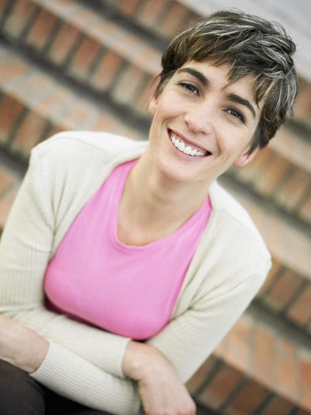 西方人,一个人,坐,笑,微笑,露齿笑,竖图,室外,白天,正面,石头,楼梯,欧洲,欧洲人,仅一个女性,仅一个人,服装,石子,阶梯,注视,休闲装,台阶,衣服,观察,看,仅一个中年女性,休闲,休闲服,服饰,观看,察看,关注,女人,女性,中年女性,白种人,石块,坐着,半身,彩图